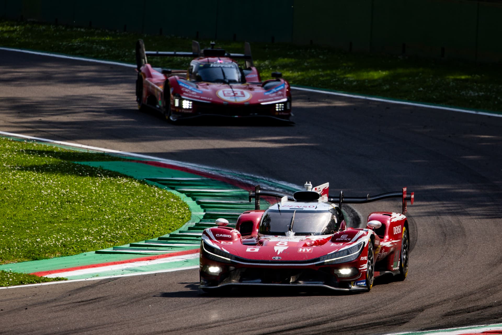 De Toyota #8 leidt de Ferrari #51 door de Rivazza tijdens de 6 uur van Imola 2026.