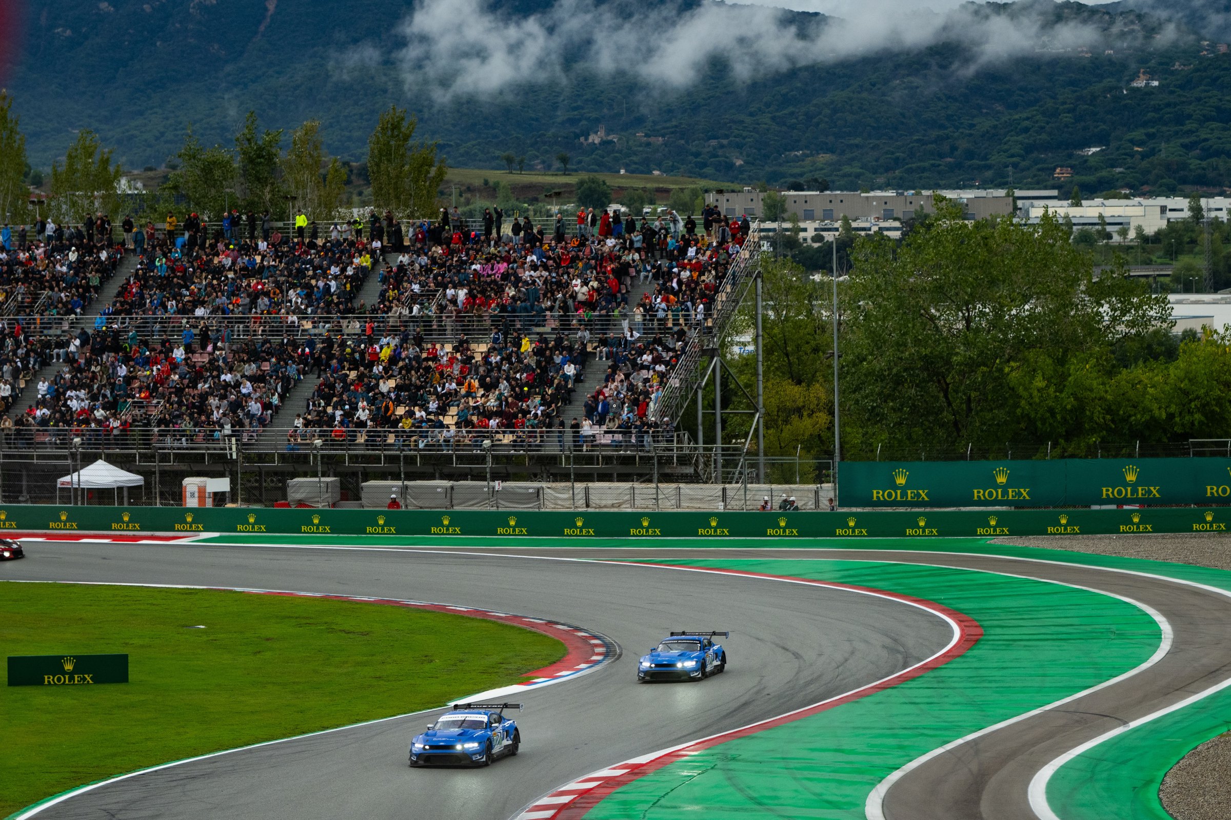 Beide Ford Mustang LMGT3's van Proton Competition voor de hoofdtribune van het Circuit de Barcelona-Catalunya.